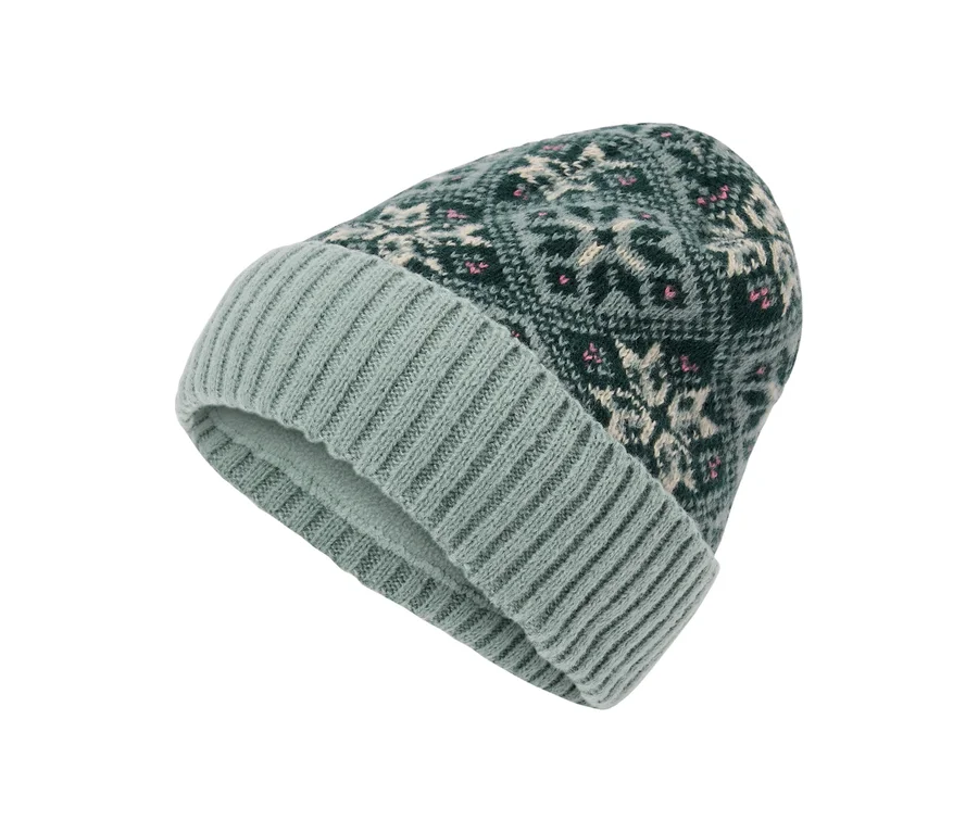 Pletená čepice typu beanie se světle zeleným žebrovaným lemem a tmavě zelenou korunou s norským vzorem ve světle zelené, krémové a malými růžovými akcenty.
