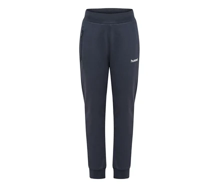 Tmavě modré kalhoty hummel® HMLJR Logo Waist Pants s elastickým pasem, manžetami, kapsou na zip a bílým logem.