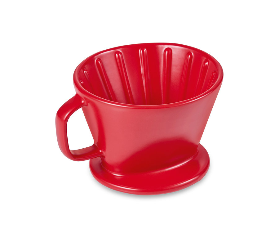 Detailní záběr červeného ručního kávového filtru vel. 2.