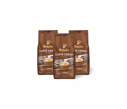 Tři hnědé balíčky zrnkové kávy Tchibo Caffè Crema Intense stojí vedle sebe.