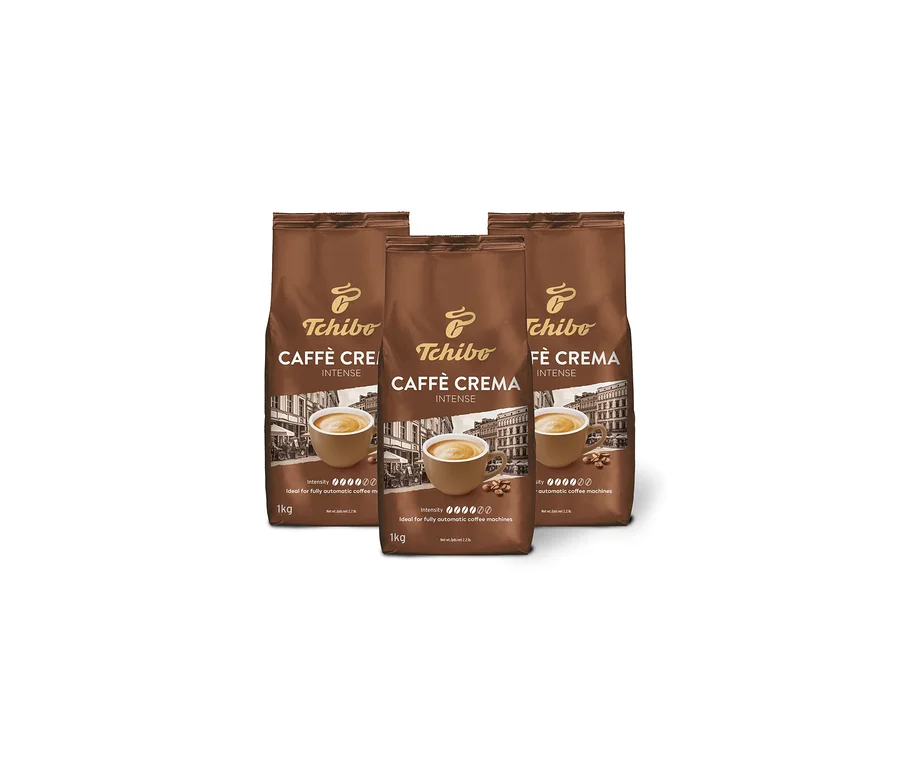 Tři hnědé balíčky zrnkové kávy Tchibo Caffè Crema Intense stojí vedle sebe.