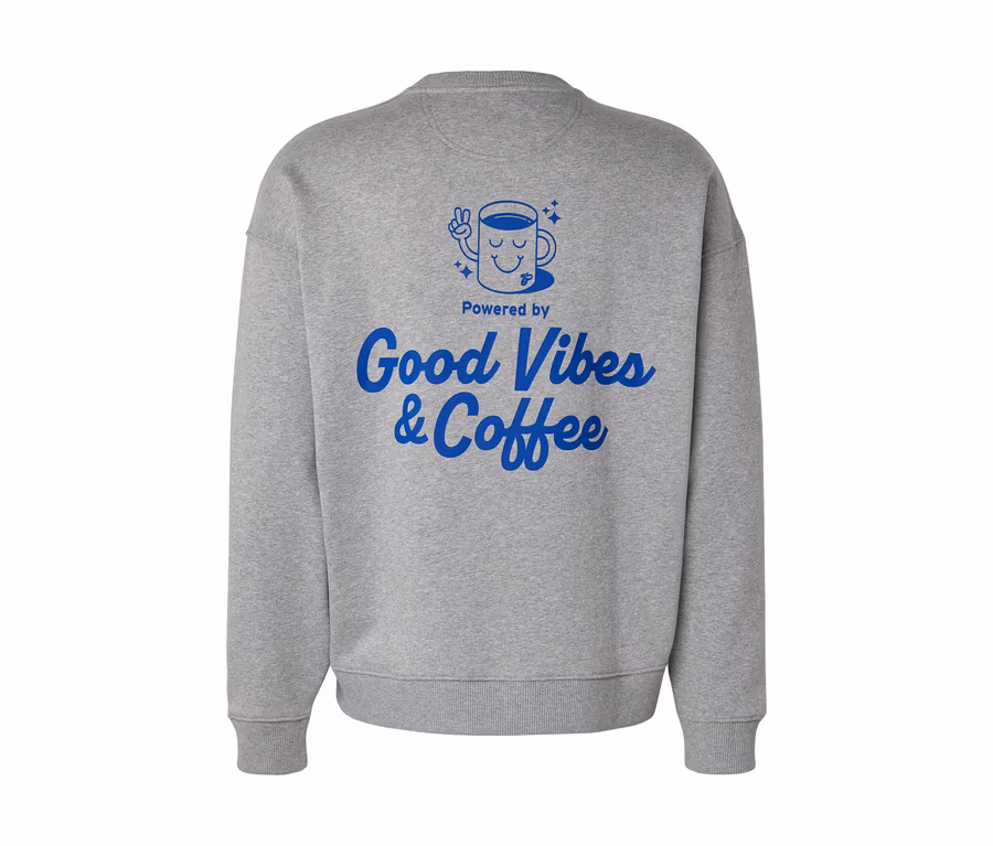 Šedá mikina Unisex Coffee Crew zezadu, s modrým potiskem šálku kávy s obličejem a nápisem "Powered by Good Vibes & Coffee".