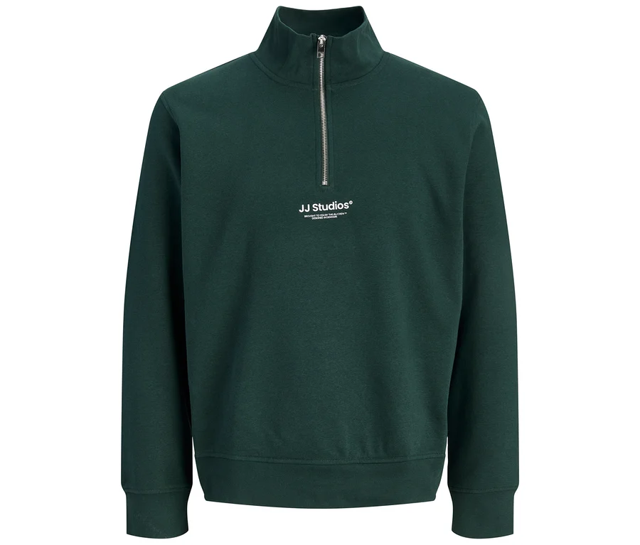 Tmavě zelený svetr Jack&Jones Troyer Soho se čtvrtinovým zipem, stojáčkem a bílým logem 'JJ Studios' na hrudi.