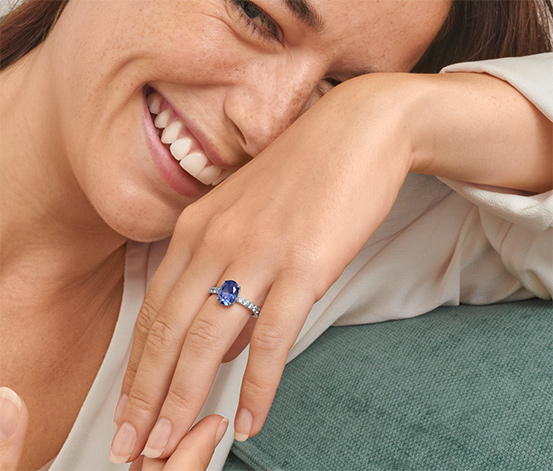 Prsten, rhodiované stříbro 925/1000, s modrým kamínkem a se zirkony