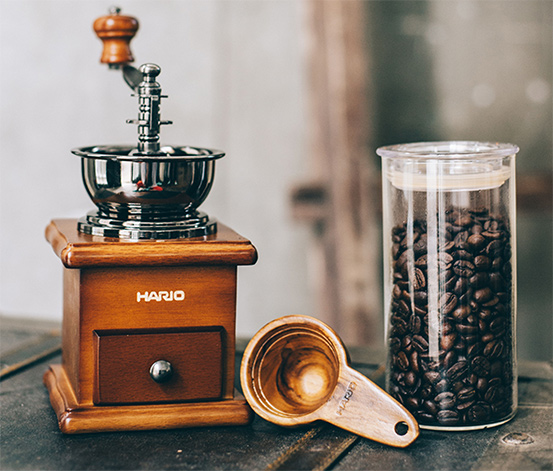 Tradiční ruční mlýnek na kávu Hario