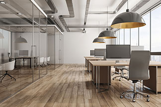 Světelný design v kanceláři: Moderní kulaté závěsné svítidlo ve velké kanceláři.