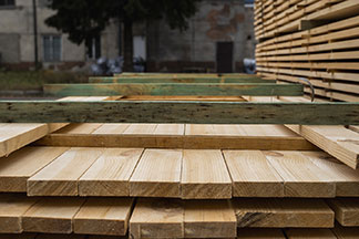 Stohy dřevěných desek v pile jsou základním materiálem mnoha židlí.