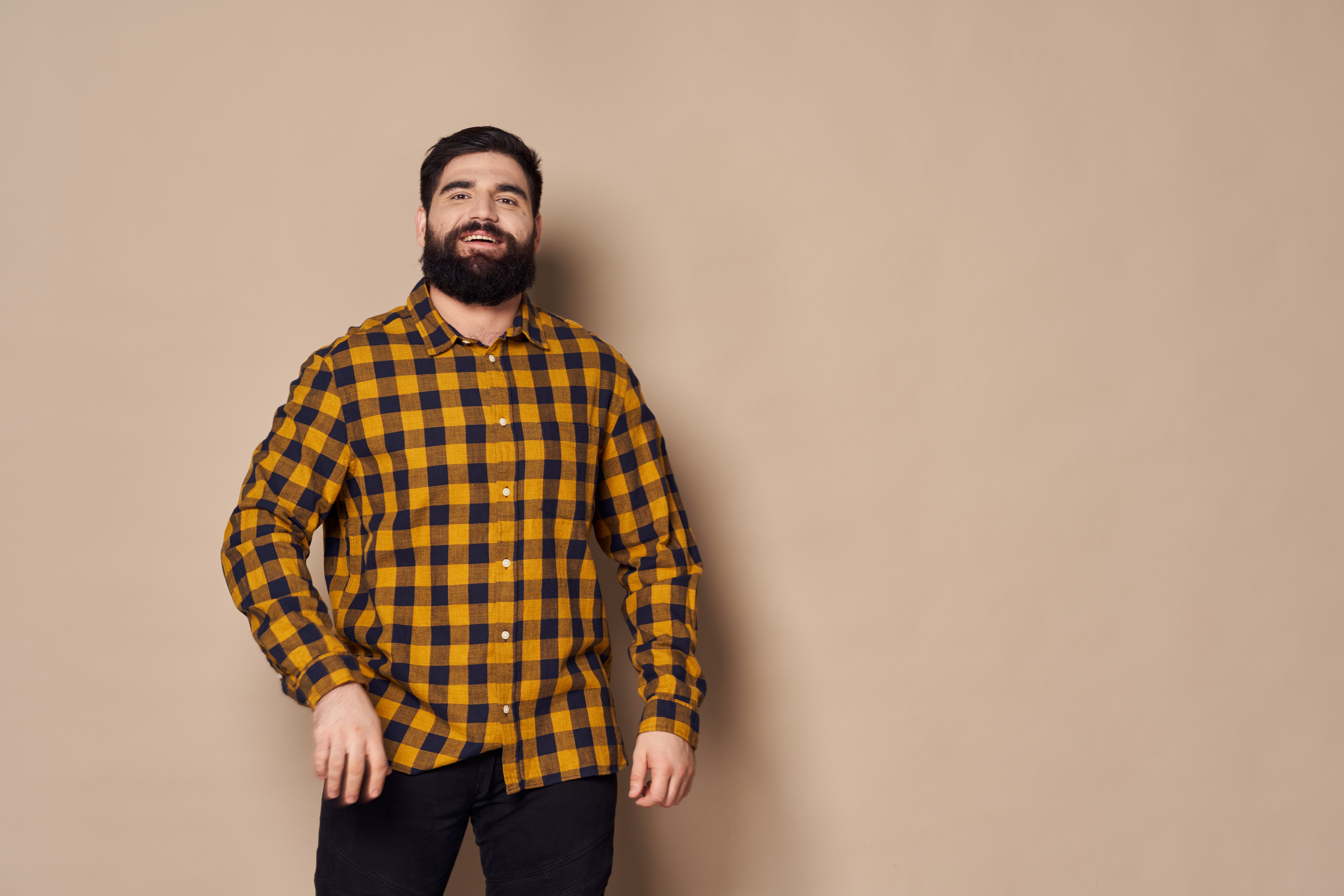 Muž v ležérním outfitu na volný čas s kostkovanou košilí.
