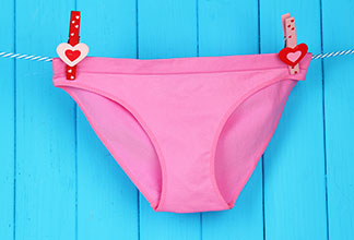 Jednodílné plavky a bikiny by se neměly dávat do pračky na více než 30 °C. Nejlepší je však plavky prát co nejméně.
