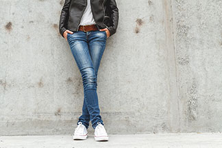 Džíny s rovným střihem tvoří se sneakers a mikinou skvělý look.