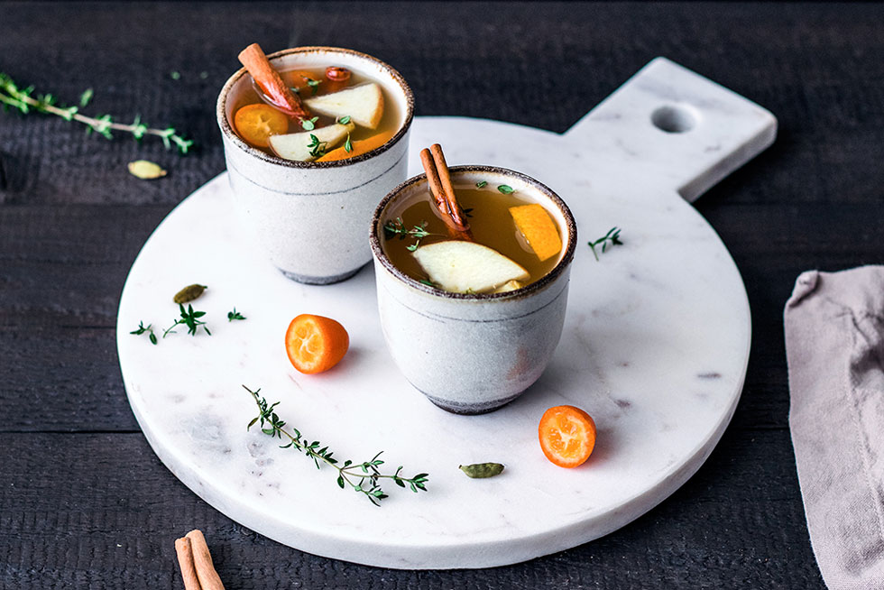 Recept na červené svařené víno s jablky a skořicí
