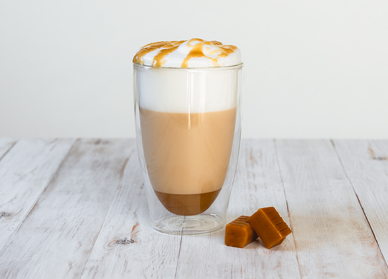 Latte se slaným karamelem