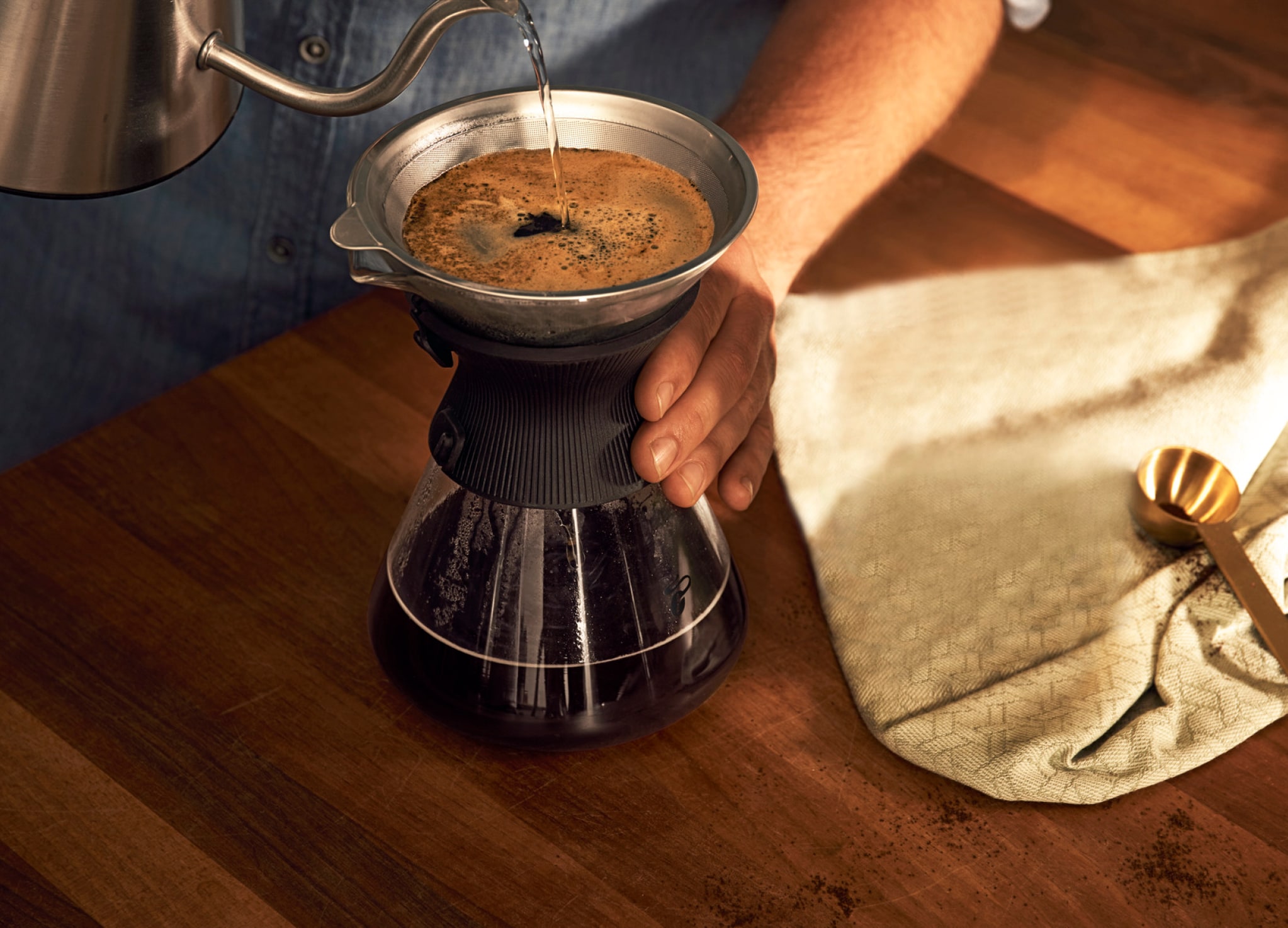 Ein Pour Over-Kaffeebereiter steht auf einem Küchentresen
