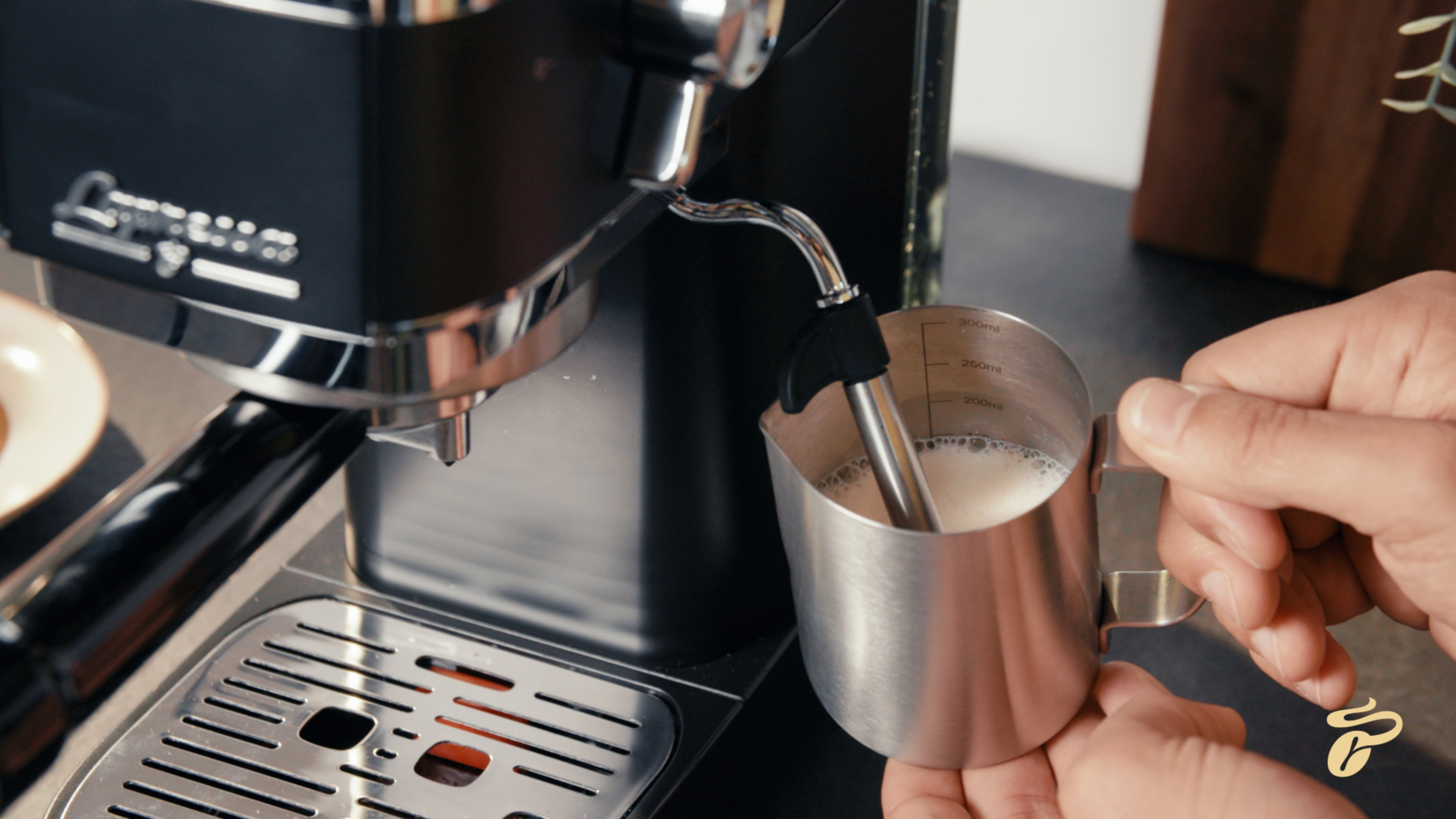 Milchschaum wird mit der lapressa zubereitet