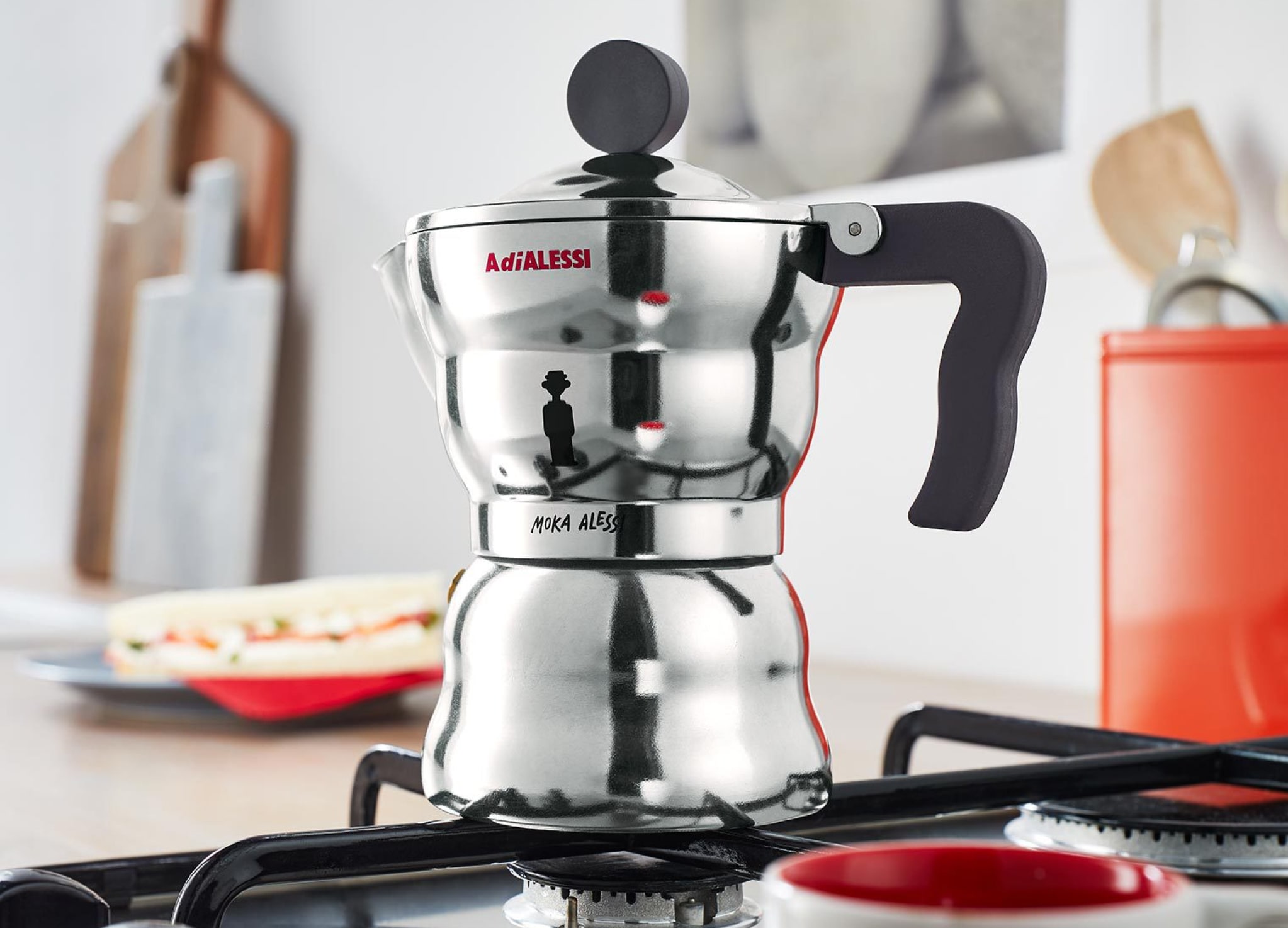 Ein Espressokocher steht auf einem Herd