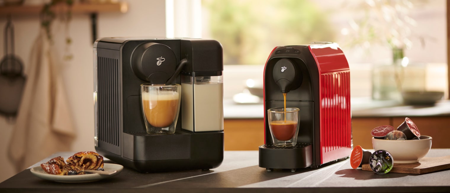 Kávovary Cafissimo stojí na kuchyňském pultu