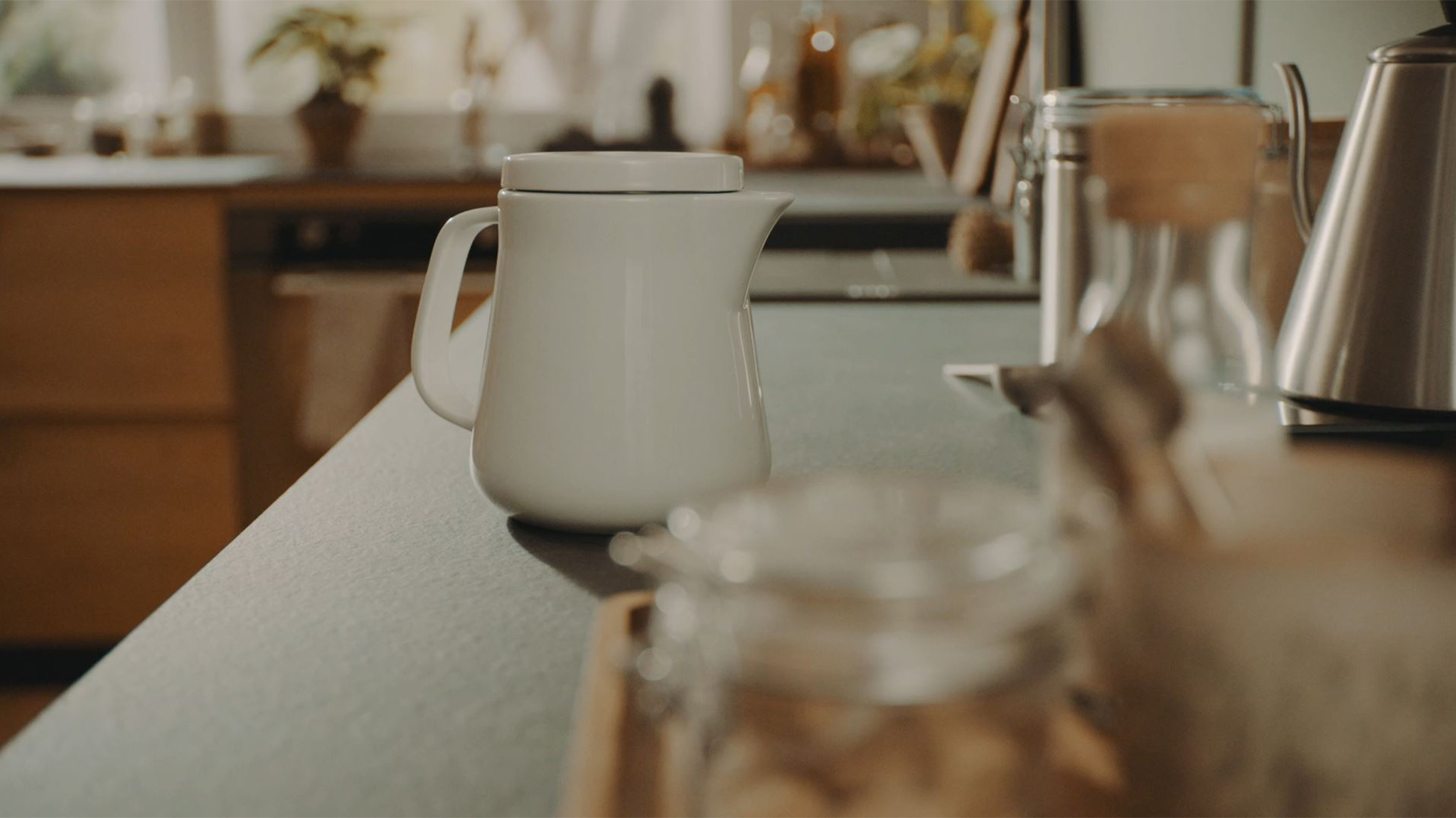 Keramik Kaffeebereiter steht auf einem Tisch