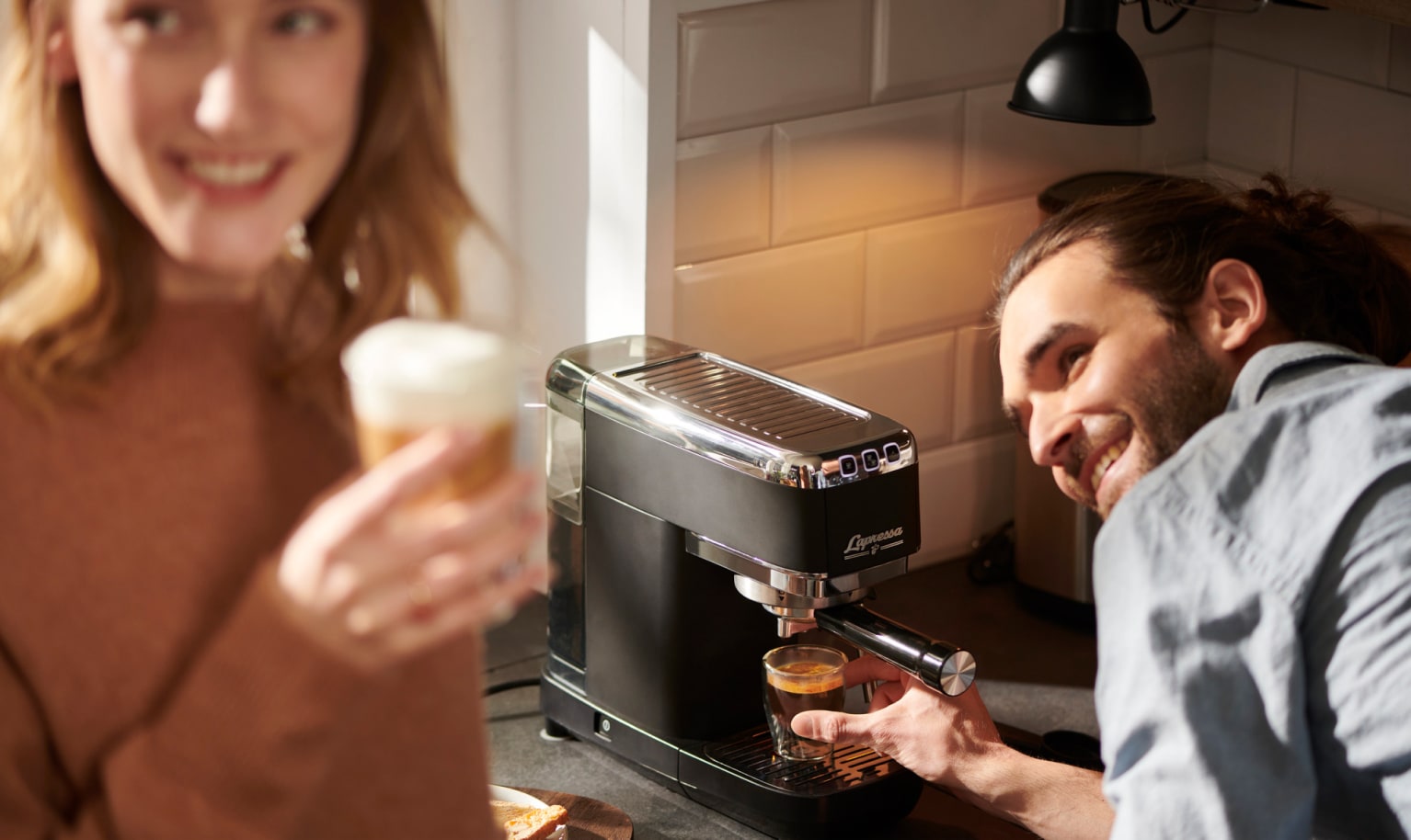 Eine Frau trinkt Filterkaffee.