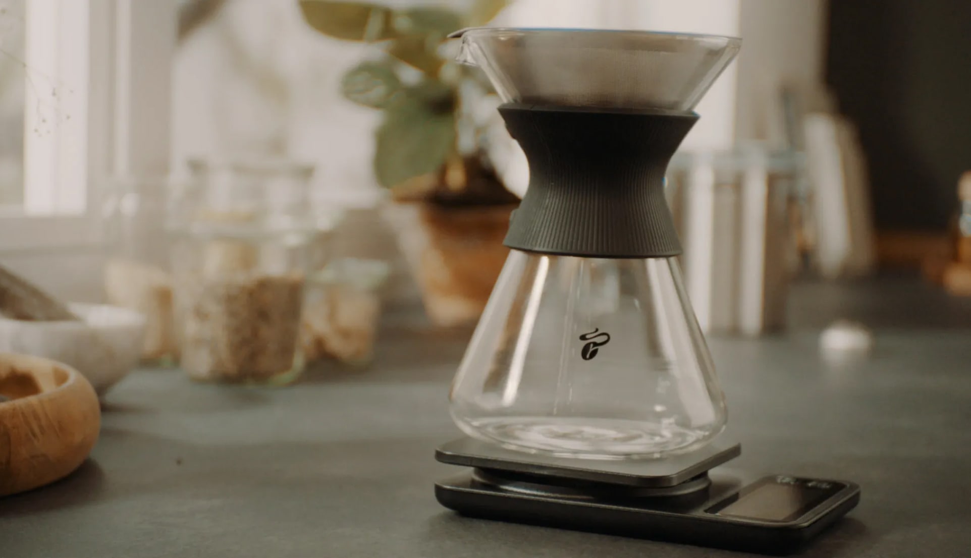 Pour Over steht auf einem Tisch