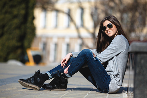 Skinny džíny se hodí především pro štíhlé ženy, které tak můžou zdůraznit své nohy.